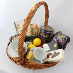Корзина с чаем и сладостями в Скоропусковому
